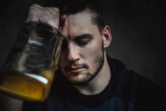 
		Ein Mann mit einer Alkoholsucht ist deprimiert
	